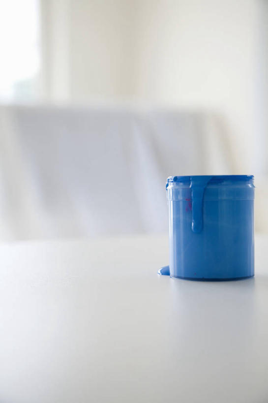 无人,竖图,室内,白天,正面,装修,桌面,桌子,金属制品,阴影,装饰,反射,金属,木制,材料,罐子,影子,床单,装潢,一个,蓝色,白色,木制品,瓶子,单个,油漆,保护,涂料,卫生,纯真,洁净,光明,恬静,中间色,朴素,清白,彩图