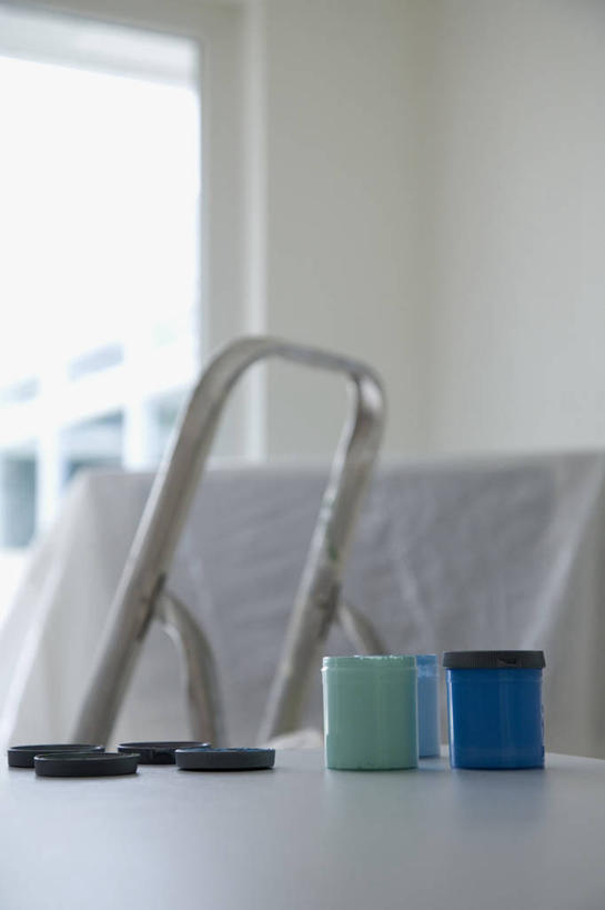 无人,攀登,竖图,室内,白天,正面,窗户,桌面,桌子,金属制品,阴影,反射,金属,木制,罐子,梯子,影子,阶梯,床单,玻璃窗,两个,蓝色,绿色,白色,木制品,瓶子,爬,上升,卫生,纯真,人字梯,登高,洁净,光明,恬静,中间色,朴素,清白,攀爬,彩图