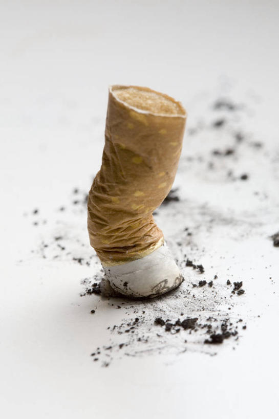 无人,竖图,俯视,室内,特写,白天,白色背景,静物,香烟,一根,阴影,反射,影子,凌乱,烟,摄影,影棚,烟蒂,混乱,纷乱,缭乱,庞杂,卷烟,烟草,纸烟,彩图,高角度拍摄,影棚拍摄,拍摄,烟屁