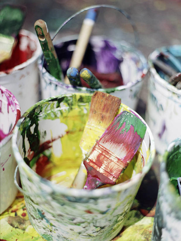 无人,竖图,俯视,室内,特写,白天,装修,静物,阴影,朦胧,模糊,装饰,反射,材料,铁桶,桶,影子,凌乱,装潢,粉刷,容器,刷子,储藏,油漆,保护,涂料,混乱,储存,纷乱,缭乱,庞杂,彩图,高角度拍摄,贮存