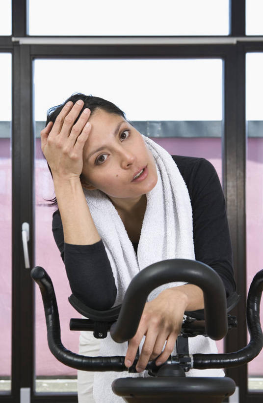 西方人,一个人,健身房,坐,竖图,室内,白天,正面,锻炼,运动,窗户,欧洲,欧洲人,仅一个年轻女性,仅一个女性,仅一个人,撑,服装,纺织物,注视,休闲装,娱乐,运动器械,玻璃窗,衣服,黑色,毛巾,观察,看,清洁,享受,休闲,休闲服,健身器械,放松,服饰,观看,保暖,察看,撑着,关注,健身器材,透气,防水,室内运动,健身车,储水,耐磨,吸水,年轻女性,女人,女性,白种人,坐着,半身,彩图,健身,健身馆,运动器材