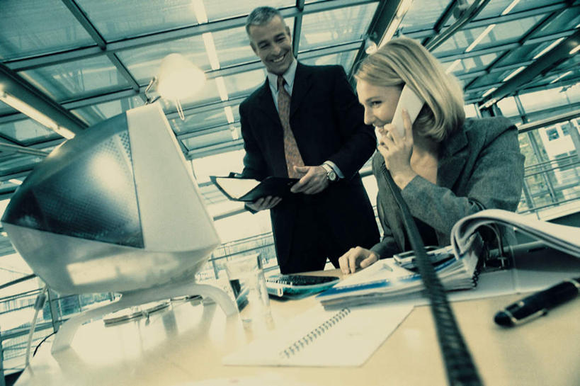 西方人,两个人,伙伴,朋友,商务人士,商务男性,商务女性,办公室,站,笑,说,打电话,微笑,露齿笑,横图,室内,白天,仰视,衬衫,讨论,友谊,合作,团队,电脑,显示器,鼠标,键盘,家具,天花板,桌子,电话,欧洲,欧洲人,握,阴影,套装,朦胧,模糊,光线,网络,笔,材料,档案,文件,影子,办公桌,办公用品,钢笔,注视,输入设备,通讯设备,文具,一个,话筒,学习用品,资料,观察,看,站着,电话线,台式电脑,战略,握着,单个,观看,文具用品,察看,关注,文档,通信设备,商务装,工薪阶层,输出设备,办公家具,联合,合谋,交流,配合,协作,男人,男性,女人,女性,中年男性,中年女性,白种人,白领,上班族,电话机,沟通,讲话,交谈,商讨,说话,谈话,通话,站立,半身,彩图,低角度拍摄,衬衣