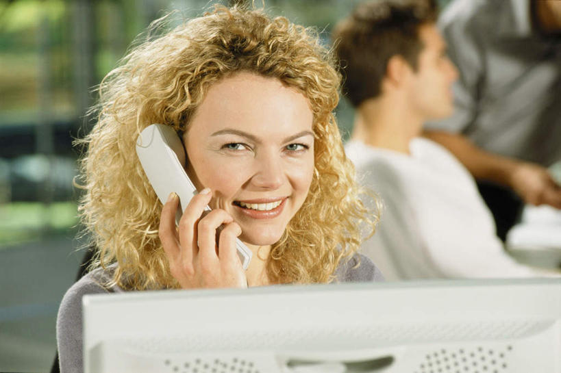 西方人,脸,头,脸颊,三个人,伙伴,朋友,商务人士,商务男性,商务女性,办公室,坐,笑,打电话,微笑,露齿笑,横图,室内,特写,白天,正面,衬衫,友谊,合作,团队,电脑,显示器,鼠标,键盘,家具,桌子,电话,欧洲,欧洲人,握,阴影,套装,朦胧,模糊,光线,网络,影子,办公桌,拿,拿着,注视,输入设备,通讯设备,肩膀,话筒,观察,看,电话线,台式电脑,战略,握着,观看,察看,关注,通信设备,商务装,工薪阶层,输出设备,办公家具,联合,合谋,交流,配合,协作,男人,男性,女人,女性,中年男性,中年女性,白种人,头部,脸部,脸蛋,面部,白领,上班族,电话机,沟通,通话,坐着,半身,彩图,衬衣