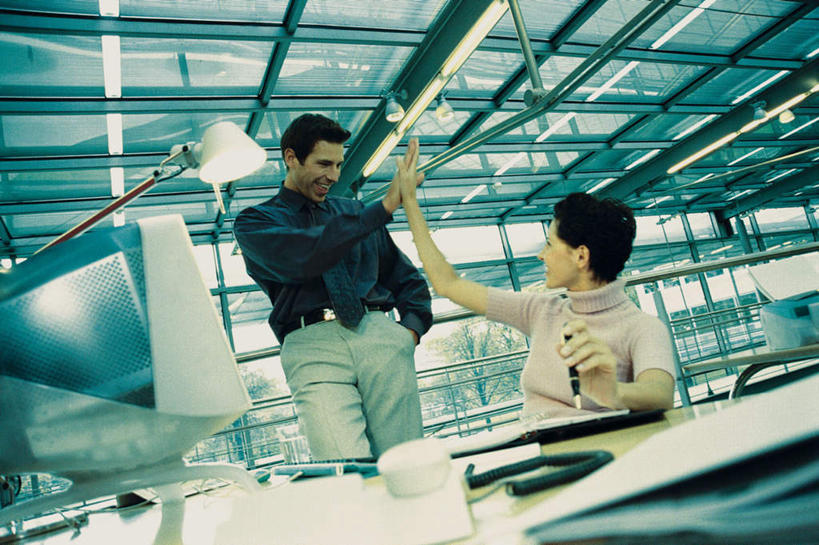 西方人,两个人,伙伴,朋友,商务人士,商务男性,商务女性,办公室,站,坐,笑,打电话,微笑,露齿笑,横图,室内,白天,仰视,衬衫,快乐,兴奋,友谊,骄傲,成功,胜利,合作,团队,电脑,显示器,鼠标,键盘,家具,桌子,杯子,电话,椅子,欧洲,欧洲人,撑,击掌,阴影,套装,朦胧,模糊,光线,网络,材料,档案,文件,影子,办公桌,灯光,注视,输入设备,通讯设备,玻璃制品,话筒,会议椅,水杯,资料,观察,看,手势,站着,电话线,台式电脑,战略,自信,观看,办公椅,察看,撑着,关注,文档,通信设备,商务装,工薪阶层,输出设备,办公家具,联合,合谋,商务椅,培训椅,交流,配合,协作,男人,男性,女人,女性,中年男性,中年女性,白种人,白领,上班族,玻璃杯,电话机,沟通,拍手,通话,站立,坐着,半身,彩图,低角度拍摄,衬衣,欢乐,开心