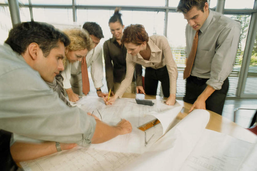 西方人,伙伴,朋友,商务人士,商务男性,商务女性,办公室,站,笑,说,打电话,微笑,露齿笑,横图,室内,白天,正面,衬衫,西装,讨论,友谊,合作,团队,计算器,窗户,家具,落地窗,桌子,电话,手机,欧洲,欧洲人,撑,弯腰,握,阴影,套装,正装,光线,计算,科学,笔,材料,档案,文件,影子,纸,办公桌,办公用品,领带,许多人,拿,听,拿着,注视,职业装,通讯设备,玻璃窗,文具,手稿,学习用品,资料,观察,看,站着,一群人,战略,握着,理财,财务,观看,文具用品,证明,察看,撑着,关注,数学,文档,商务装,工薪阶层,办公家具,弯身,联合,合谋,交流,配合,协作,男人,男性,年轻男性,年轻女性,女人,女性,白种人,白领,上班族,沟通,讲话,交谈,商讨,说话,谈话,通话,站立,半身,彩图,衬衣