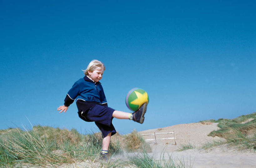 西方人,儿童,一个人,站,横图,室外,白天,侧面,纯洁,足球,草地,沙滩,植物,欧洲,欧洲人,仅一个男性,仅一个人,踢,阴影,服装,朦胧,模糊,光线,沙子,影子,海岸,足球装备,沙地,抬腿,注视,休闲装,运动器械,草,小孩,衣服,蓝色,绿色,蓝天,天空,阳光,天,观察,看,站着,仅一个小孩,休闲,休闲服,健身器械,可爱,童年,童趣,服饰,晴朗,观看,察看,关注,健身器材,童真,烂漫,无邪,万里无云,蹴鞠,天真,足球运动,男孩,男人,男性,白种人,孩子,海滩,晴空,晴空万里,站立,彩图,全身,运动器材,男生