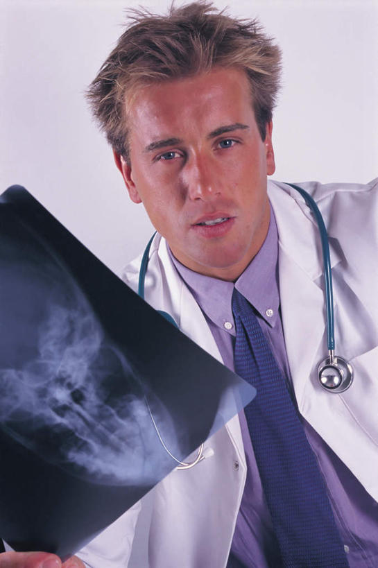 西方人,一个人,医生,坐,竖图,x光片,室内,白天,白色背景,正面,工作服,制服,欧洲,欧洲人,仅一个男性,仅一个人,握,阴影,辐射,光线,科学,医学,影子,拿,拿着,注视,仅一个年轻男性,听诊器,观察,看,医护人员,医疗人员,握着,摄影,影棚,观看,察看,医疗,医疗设备,科学技术,x射线,关注,医疗器械,x光,医疗工具,工作制服,检测工具,男人,男性,年轻男性,白种人,大夫,坐着,半身,彩图,影棚拍摄,工作套服,拍摄,电磁波,电磁辐射