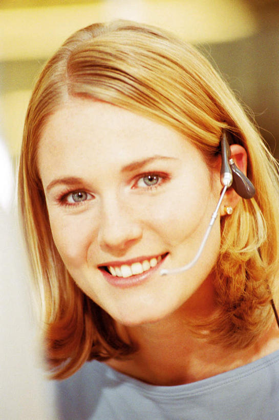 西方人,脸,头,脸颊,一个人,商务人士,商务女性,站,笑,微笑,露齿笑,竖图,室内,特写,白天,正面,通讯,客服,欧洲,欧洲人,仅一个年轻女性,仅一个女性,仅一个人,阴影,套装,服装,朦胧,模糊,光线,信息,影子,话务员,注视,休闲装,肩膀,衣服,耳机,耳麦,话筒,观察,看,站着,休闲,休闲服,服务,通信,服饰,观看,协调,察看,麦克风,关注,销售,商务装,工薪阶层,客服人员,电话销售,接待员,年轻女性,女人,女性,白种人,头部,脸部,脸蛋,面部,白领,接线员,上班族,站立,半身,彩图