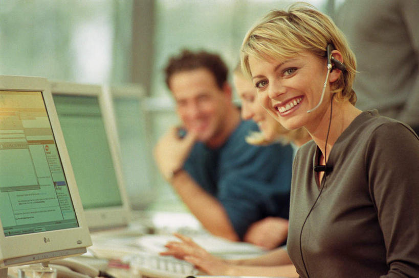 西方人,三个人,伙伴,朋友,商务人士,商务男性,商务女性,办公室,坐,笑,微笑,露齿笑,横图,室内,白天,正面,衬衫,通讯,友谊,合作,团队,客服,电脑,显示器,鼠标,键盘,家具,桌子,欧洲,欧洲人,撑,阴影,套装,服装,朦胧,模糊,时间,光线,网络,信息,材料,档案,时钟,手表,文件,影子,纸,办公桌,话务员,计时,扭头,托腮,注视,休闲装,输入设备,通讯设备,衣服,耳机,耳麦,话筒,手稿,资料,钟表,观察,看,托,转头,休闲,休闲服,表,台式电脑,战略,服务,通信,服饰,观看,协调,腕表,证明,察看,麦克风,关注,托下巴,文档,销售,通信设备,商务装,工薪阶层,输出设备,客服人员,电话销售,办公家具,联合,合谋,接待员,配合,协作,男人,男性,年轻男性,年轻女性,女人,女性,白种人,白领,接线员,上班族,钟,坐着,半身,彩图,衬衣