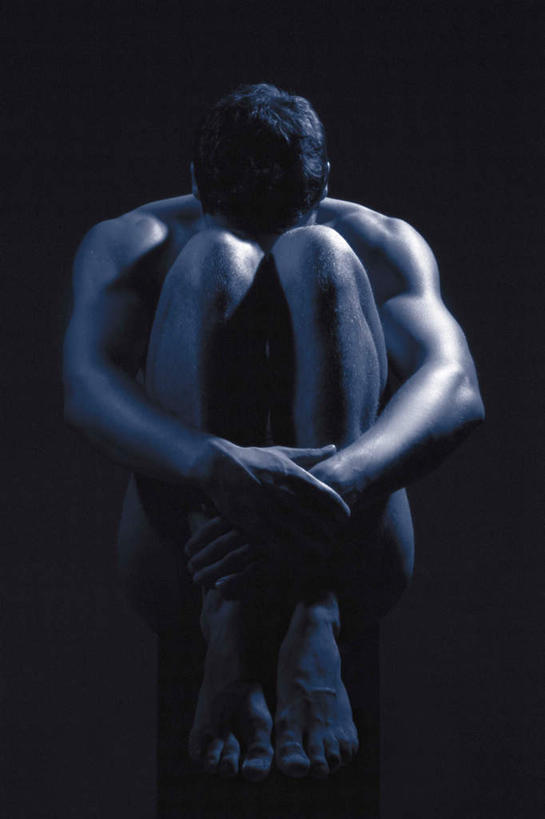 西方人,肌肉,健壮,一个人,坐,抱,竖图,室内,白天,正面,失败,欧洲,欧洲人,仅一个男性,仅一个人,阴影,黑色背景,沮丧,光线,影子,注视,裸露,仅一个年轻男性,低头,观察,看,健康,难受,活力,力量,帅哥,无奈,摄影,影棚,赤裸,抱着,观看,飘逸,青春,失望,悲伤,美男,察看,伤心,搂着,难过,强壮,关注,失落,裸,颓废,挫败,受挫,落败,落空,错过,失足,失意,失策,失算,颓丧,衰颓,悲哀,懊丧,颓靡,气馁,丧气,萧洒,潇洒,花美男,靓仔,俊男,美男子,型男,败北,挫折,失利,男人,男性,年轻男性,白种人,搂,搂抱,坐着,彩图,全身,影棚拍摄,拍摄