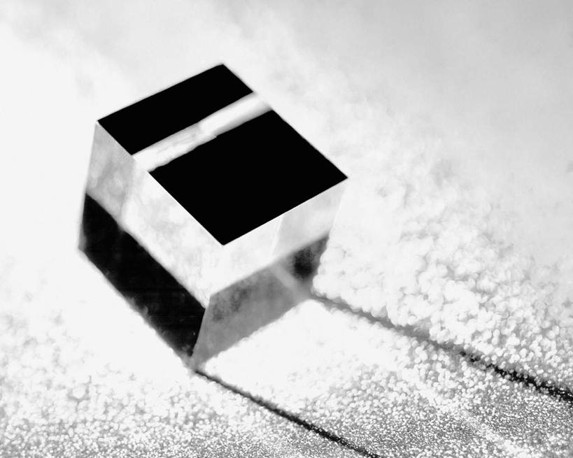 无人,横图,俯视,黑白,室内,特写,白天,白色背景,静物,玻璃,阴影,透明,反射,光线,影子,地面,几何,立方体,玻璃制品,一个,摄影,影棚,单个,通明,高角度拍摄,影棚拍摄,拍摄