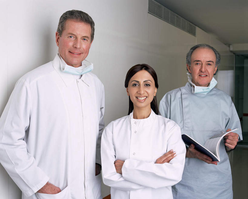 西方人,三个人,医生,站,笑,双手交叉,微笑,露齿笑,横图,室内,白天,正面,工作服,制服,看书,阅读,书籍,欧洲,欧洲人,握,学习,阴影,分离,光线,影子,墙,过滤,拿,分开,拿着,注视,墙壁,墙面,白色,口罩,书本,观察,看,站着,医护人员,医疗人员,隔断,读书,浏览,握着,遮掩,观看,隔离,察看,卫生,掩盖,双手抱胸,遮挡,白大褂,关注,净化,间隔,预防,遮盖,防尘,双手抄兜,双手放兜,掩饰,断绝,隔开,屏蔽,屏绝,远离,中断,阻遏,阻隔,工作制服,老年男性,男人,男性,年轻男性,年轻女性,女人,女性,白种人,大夫,书,图书,插兜,两手抄兜,两手放兜,手插兜,手放口袋,站立,半身,彩图,工作套服,手抄兜