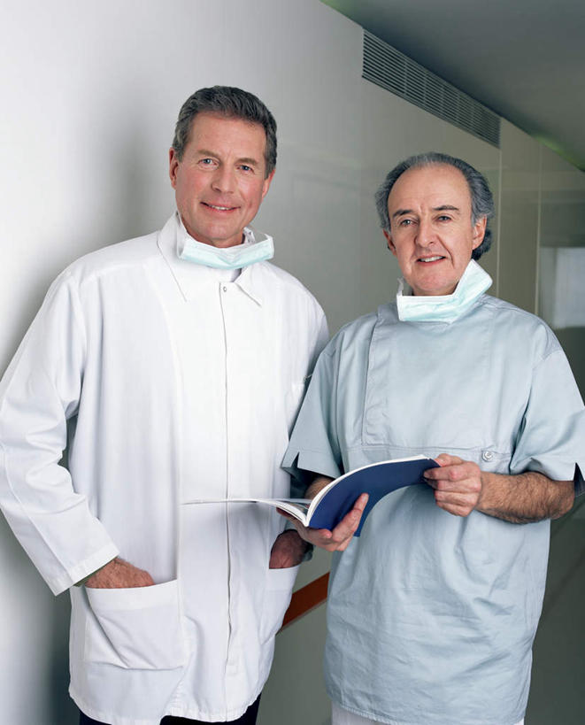 西方人,两个人,伙伴,朋友,医生,牙科医生,站,笑,微笑,露齿笑,竖图,室内,白天,正面,工作服,制服,阅读,友谊,合作,团队,杂志,欧洲,欧洲人,握,学习,阴影,分离,光线,影子,墙,过滤,拿,分开,拿着,注视,墙壁,墙面,白色,口罩,观察,看,站着,医护人员,医疗人员,隔断,战略,读书,浏览,握着,遮掩,观看,隔离,察看,卫生,掩盖,遮挡,关注,净化,间隔,预防,遮盖,防尘,双手抄兜,双手放兜,联合,合谋,掩饰,断绝,隔开,屏蔽,屏绝,远离,中断,阻遏,阻隔,工作制服,配合,协作,男人,男性,中年男性,白种人,大夫,牙医,插兜,两手抄兜,两手放兜,手插兜,手放口袋,站立,半身,彩图,工作套服,手抄兜