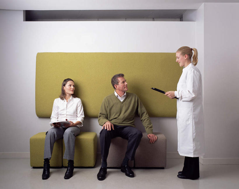 西方人,三个人,医生,病人,站,坐,笑,微笑,横图,室内,白天,正面,工作服,制服,阅读,沙发,杂志,欧洲,欧洲人,握,学习,阴影,服装,光线,影子,墙,拿,拿着,扭头,注视,休闲装,墙壁,墙面,衣服,绿色,白色,观察,看,站着,转头,医护人员,医疗人员,休闲,休闲服,读书,浏览,握着,服饰,观看,察看,关注,记录板,布艺沙发,记事板,工作制服,男人,男性,女人,女性,中年男性,中年女性,白种人,大夫,患者,就医者,站立,坐着,彩图,全身,工作套服