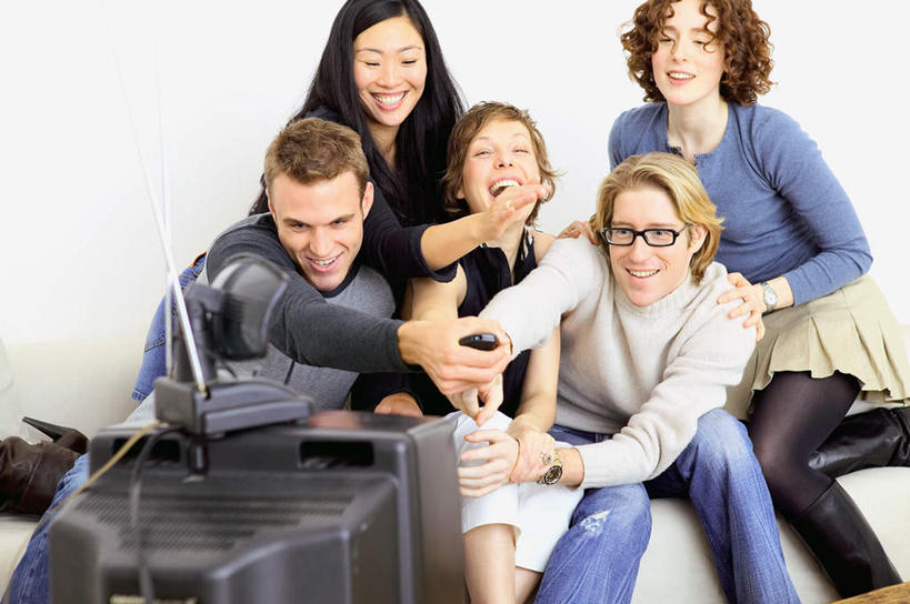 东方人,西方人,伙伴,朋友,坐,笑,微笑,露齿笑,横图,室内,白天,正面,友谊,沙发,欧洲,非洲,黑人,欧洲人,亚洲,一副,服装,眼镜,墙,许多人,注视,休闲装,黄种人,墙壁,墙面,衣服,白色,观察,看,一群人,休闲,休闲服,搭,抢夺,服饰,观看,察看,搭着,关注,近视眼镜,布艺沙发,友情,男人,男性,年轻男性,年轻女性,女人,女性,白种人,非洲人,亚洲人,坐着,半身,彩图