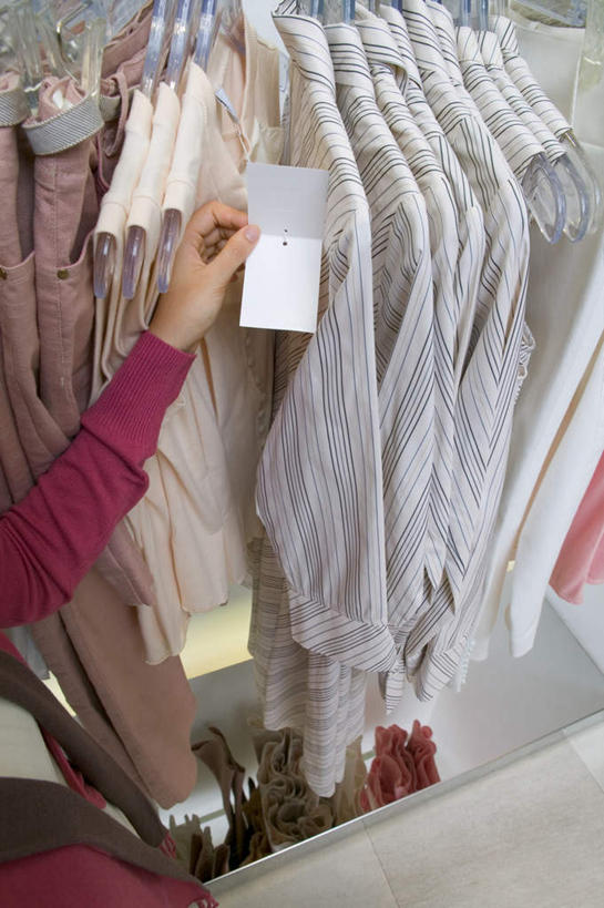 东方人,手,一个人,商店,站,竖图,俯视,室内,特写,白天,购物,消费,超市,亚洲,仅一个年轻女性,仅一个女性,仅一个人,一排,许多,握,阴影,服装,整齐,光线,标签,影子,塑料,拿,拿着,黄种人,排列,衣服,夹子,塑料制品,站着,手部,握着,金融,百货,服饰,单手,衣着,服装店,穿着,队列,选购,贸易,百货公司,衣夹,服饰店,血拼,衣饰,年轻女性,女人,女性,亚洲人,站立,半身,彩图,高角度拍摄,购物商场,购物中心,商业中心