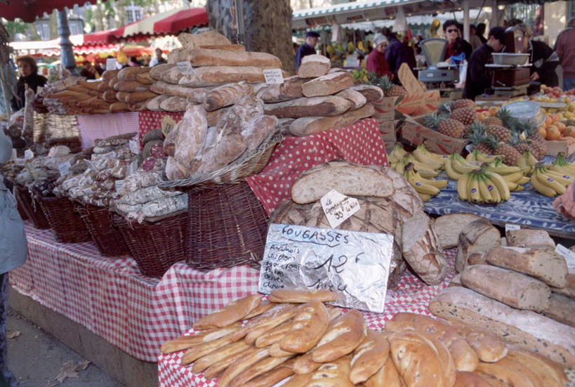 点心,面包,西方人,菜场,站,说,交叉,横图,室外,白天,正面,购物,度假,讨论,消费,美景,桌面,桌子,城市风光,城市,竹子,香蕉,水果,法国,欧洲,欧洲人,行人,游客,游人,阴影,竹制,新鲜,编织,光线,篮子,影子,大理石,景观,生食,食品,面点,果实,集市,市场,许多人,注视,娱乐,路人,旅客,食物,糕点,阳光,竹篮,观察,看,站着,一群人,享受,休闲,景色,放松,金融,有机食品,绿色食品,观看,竹条,交织,察看,竹制品,普罗旺斯,关注,选购,贸易,法兰西共和国,法兰西第五共和国,大理石制品,穿插,普罗旺斯省,过客,菜市,交流,男人,男性,年轻男性,年轻女性,女人,女性,白种人,甘蕉,沟通,讲话,交谈,商讨,说话,谈话,站立,半身,彩图,菜市场