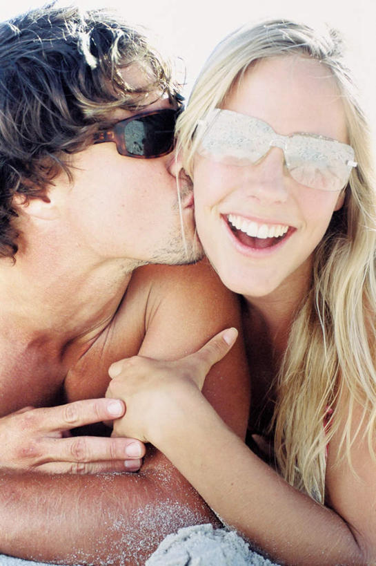 西方人,脸,头,脸颊,两个人,笑,吻,微笑,露齿笑,竖图,室外,特写,白天,正面,爱情,欧洲,欧洲人,阴影,光线,墨镜,眼镜,影子,浪漫,注视,裸露,肩膀,太阳镜,太阳眼镜,观察,看,温暖,温馨,遮阳镜,恩爱,恋人,观看,和睦,察看,关注,裸,两幅,男人,男性,年轻男性,年轻女性,女人,女性,白种人,头部,脸部,脸蛋,面部,情侣,亲,亲吻,半身,彩图,伴侣,融洽