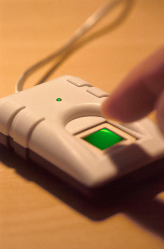 西方人,手,一个人,站,摸,竖图,俯视,室内,特写,白天,桌子,欧洲,欧洲人,仅一个男性,仅一个人,抚摸,阴影,朦胧,模糊,光线,影子,书桌,仅一个年轻男性,一个,课桌,站着,手部,单个,单手,指纹识别器,按压式传感器,男人,男性,年轻男性,白种人,触摸,接触,站立,半身,彩图,高角度拍摄