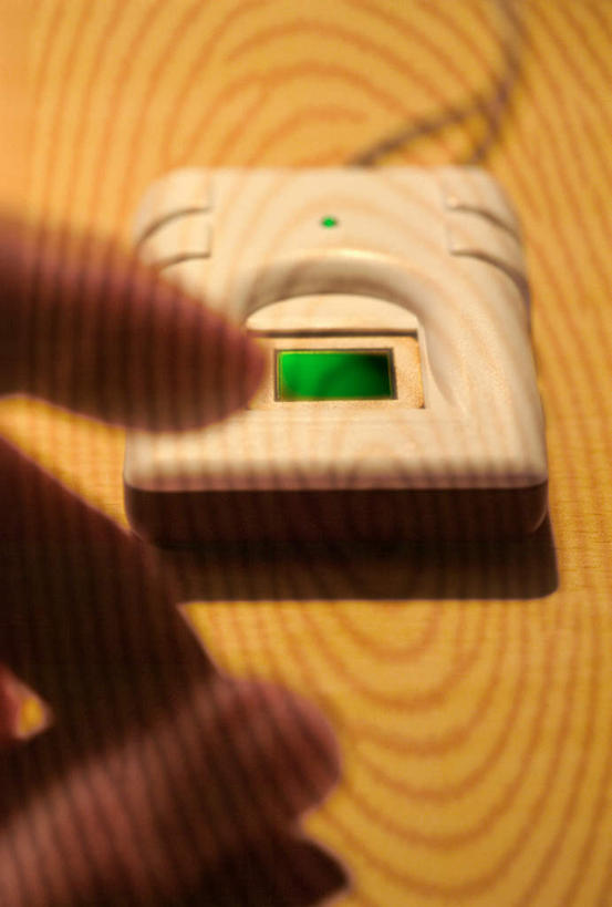 西方人,手,一个人,站,摸,竖图,俯视,室内,特写,白天,桌子,欧洲,欧洲人,仅一个男性,仅一个人,抚摸,阴影,朦胧,模糊,光线,纹路,纹理,影子,书桌,仅一个年轻男性,一个,课桌,站着,手部,单个,单手,手印,指纹,契约,指纹识别器,肌理,约定,刑侦,辨别,按压式传感器,男人,男性,年轻男性,白种人,触摸,接触,站立,半身,彩图,高角度拍摄