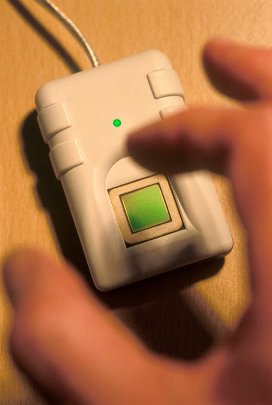 西方人,手,一个人,站,摸,竖图,俯视,室内,特写,白天,桌子,欧洲,欧洲人,仅一个男性,仅一个人,抚摸,阴影,朦胧,模糊,光线,影子,书桌,仅一个年轻男性,一个,课桌,站着,手部,单个,单手,指纹识别器,按压式传感器,男人,男性,年轻男性,白种人,触摸,接触,站立,半身,彩图,高角度拍摄