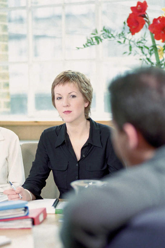 西方人,背部,三个人,同事,商务人士,商务男性,商务女性,办公室,坐,说,竖图,室内,白天,正面,衬衫,爱情,讨论,幸福,纯洁,热情,成功,合作,团队,集体,信心,窗户,家具,桌子,玫瑰,花瓶,欧洲,欧洲人,握,阴影,套装,朦胧,模糊,盛开,光线,笔,影子,陶瓷,办公桌,玫瑰花,办公用品,陶瓷制品,浪漫,拿,花蕾,拿着,注视,队伍,玻璃窗,文具,花,花瓣,花朵,鲜花,瓶子,学习用品,花苞,花蕊,观察,看,温暖,温馨,恩爱,握着,观看,文具用品,和睦,察看,领导,成就,关注,商务装,感动,合伙,领袖,工薪阶层,办公家具,尊敬,交流,天真,刺玫花,徘徊花,男人,男性,年轻男性,年轻女性,女人,女性,白种人,白领,上班族,沟通,讲话,交谈,商讨,说话,谈话,坐着,半身,彩图,衬衣,融洽