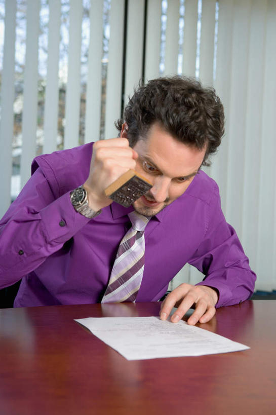 西方人,一个人,商务人士,商务男性,办公室,坐,竖图,室内,白天,正面,衬衫,窗户,家具,桌子,欧洲,欧洲人,仅一个男性,仅一个人,握,阴影,套装,时间,光线,材料,档案,时钟,手表,文件,影子,纸,百叶窗,办公桌,办公用品,拿,计时,拿着,注视,仅一个年轻男性,手稿,资料,钟表,低头,观察,看,表,握着,观看,印章,日期戳,日期章,腕表,证明,察看,关注,文档,商务装,工薪阶层,办公家具,日期胶皮印,日期胶皮印章,日期胶皮章,日期印,日期印章,男人,男性,年轻男性,白种人,白领,上班族,钟,坐着,半身,彩图,衬衣