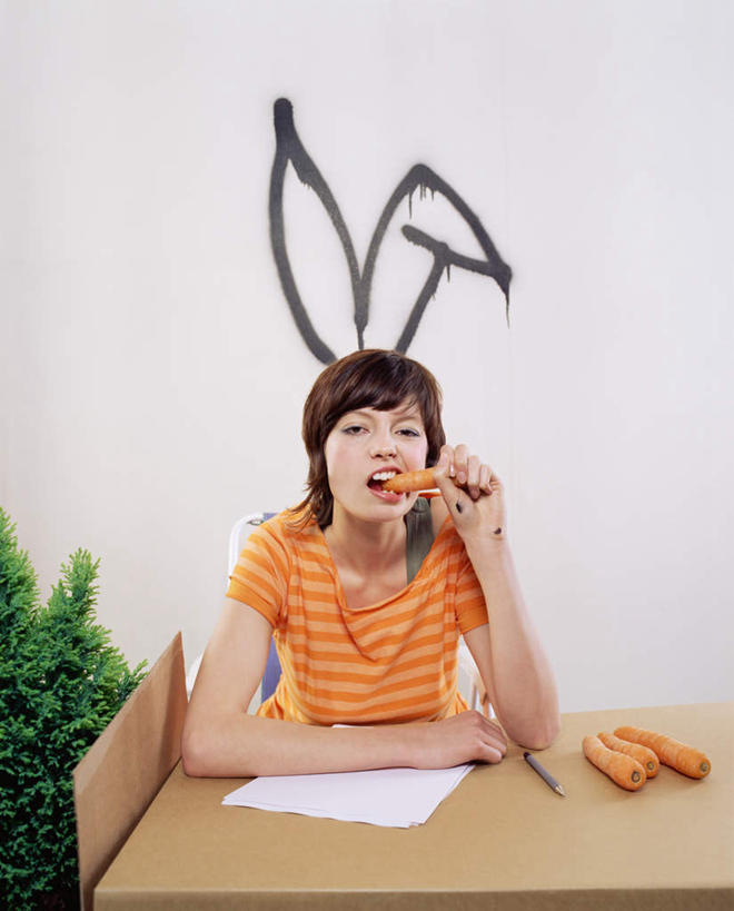 西方人,一个人,坐,吃,竖图,室内,白天,正面,抽象,绘画,植物,桌面,桌子,萝卜,胡萝卜,蔬菜,欧洲,欧洲人,仅一个年轻女性,仅一个女性,仅一个人,握,阴影,服装,新鲜,艺术,光线,木制,笔,材料,彩绘,档案,盆栽,图案,文件,影子,纸,墙,食品,办公用品,盆景,艺术品,古典,拿,拿着,注视,休闲装,文化,墙壁,墙面,文具,食物,衣服,绿色,自然,木制品,手稿,学习用品,资料,工艺品,观察,看,品味,休闲,概念,休闲服,握着,服饰,有机食品,绿色食品,生长,成长,观看,文具用品,证明,美术,察看,高雅,关注,文档,美学,图文,年轻女性,女人,女性,白种人,红萝卜,甘荀,嚼,食,坐着,半身,彩图,涂鸦