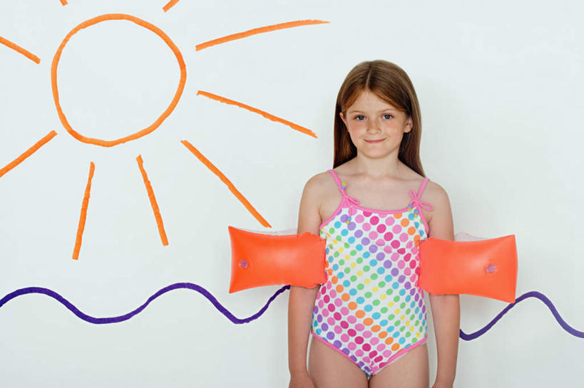 游泳,西方人,儿童,一个人,站,笑,微笑,横图,室内,白天,正面,抽象,泳装,绘画,纯洁,太阳,欧洲,欧洲人,仅一个女性,仅一个人,阴影,艺术,光线,彩绘,救生圈,图案,影子,塑料,墙,艺术品,古典,注视,文化,墙壁,墙面,小孩,塑料制品,游泳圈,工艺品,观察,看,品味,站着,仅一个小孩,概念,可爱,童年,童趣,充气,观看,美术,察看,高雅,救生,关注,童真,烂漫,无邪,连体泳衣,美学,泅水,图文,天真,女孩,女人,女性,白种人,孩子,站立,半身,彩图,泳衣,涂鸦,女生