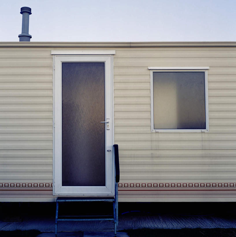 无人,竖图,室外,白天,正面,窗户,楼梯,门,一辆,阴影,光线,影子,阶梯,玻璃窗,台阶,车,蓝色,蓝天,天空,阳光,门框,交通工具,天,晴朗,载具,露营,野营,房车,万里无云,宿营,露营车,晴空,晴空万里,彩图