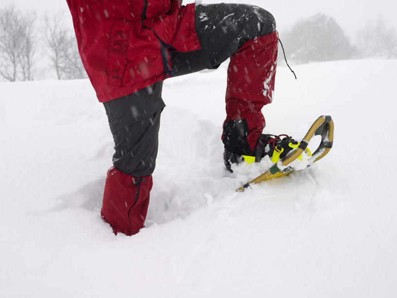 西方人,一个人,横图,俯视,室外,特写,白天,安全,树林,雪,植物,大雪,鞋子,欧洲,欧洲人,仅一个男性,仅一个人,一双,抬,服装,积雪,雪景,冬季,冬天,防护,注视,休闲装,踩,树,树木,仅一个年轻男性,衣服,绿色,自然,踩着,观察,看,休闲,休闲服,寒冷,服饰,生长,成长,观看,保护,察看,关注,保险,雪鞋,保全,周全,安稳,安定,严寒,平安,男人,男性,年轻男性,白种人,半身,彩图,高角度拍摄