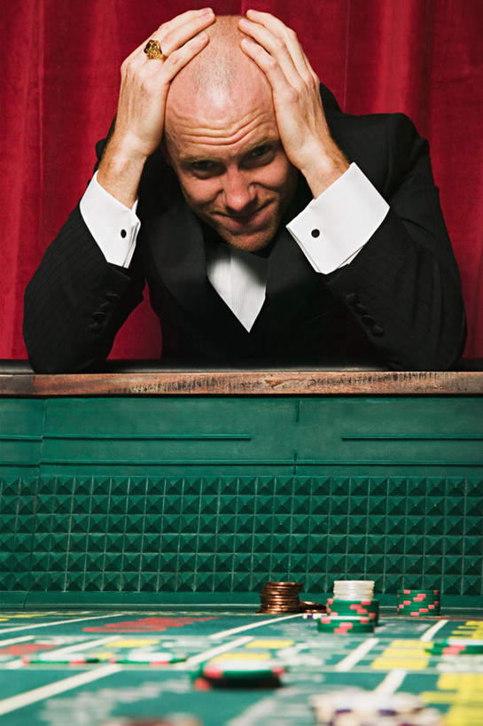 西方人,一个人,站,竖图,室内,白天,正面,衬衫,西装,爱情,游戏,失败,赌博,贪欲,竞争,桌面,桌子,玩具,欧洲,欧洲人,仅一个男性,仅一个人,一堆,许多,抱头,撑,阴影,堆叠,堆积,套装,正装,沮丧,光线,木制,标志,数字,文字,影子,字符,领带,浪漫,玩,注视,职业装,娱乐,标识,刺激,装饰品,排列,仅一个年轻男性,绿色,戒指,木制品,饰品,首饰,观察,看,站着,休闲,难受,恩爱,无奈,筹码,赌场,阿拉伯数字,帷幕,观看,活动,堆,失望,悲伤,信物,计数,察看,双手抱头,撑着,伤心,难过,权利,发泄,关注,消遣,智力,失落,赌具,帷幔,幕布,幕帘,博彩,积累,累积,颓废,投机,侥幸,欲望,挫败,受挫,落败,落空,错过,失足,失意,失策,失算,颓丧,衰颓,悲哀,懊丧,颓靡,气馁,丧气,宣泄,手饰,筹马,捧首,捧头,摆列,帷幔布,记数,败北,挫折,失利,男人,男性,年轻男性,白种人,玩耍,嬉戏,站立,半身,彩图,衬衣,布列,分列,胜负,输赢,娱乐场