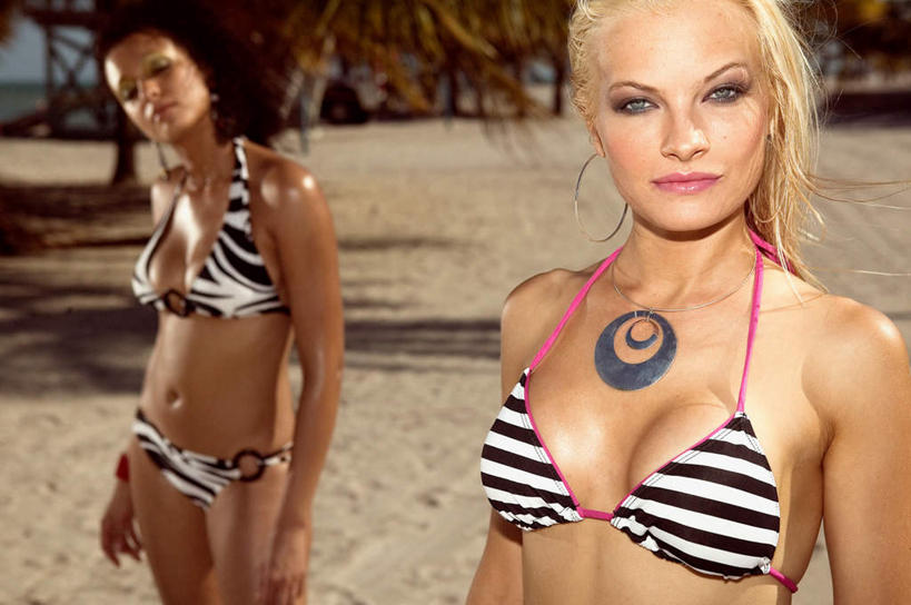 西方人,两个人,伙伴,朋友,站,横图,室外,白天,正面,泳装,比基尼,友谊,沙滩,植物,棕榈树,项链,叶子,欧洲,非洲,黑人,欧洲人,阴影,光线,沙子,影子,海岸,绿叶,沙地,注视,装饰品,树,树木,绿色,阳光,自然,饰品,首饰,观察,看,站着,嫩叶,生长,成长,观看,察看,关注,棕榈叶,友情,年轻女性,女人,女性,非洲人,叶,叶片,海滩,站立,半身,彩图,三点式,泳衣