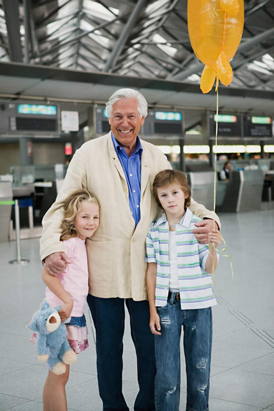 西方人,儿童,老年人,三个人,家庭,祖父,机场,站,抱,笑,微笑,露齿笑,竖图,室内,白天,正面,游戏,纯洁,飞机场,熊,玩具,照明,欧洲,欧洲人,握,阴影,服装,朦胧,模糊,光线,玩偶,影子,支架,灯光,泰迪熊,拿,玩,拿着,注视,休闲装,娱乐,顶灯,架子,脚手架,灯,施工,一只,小孩,衣服,玩具熊,灯具,观察,看,站着,休闲,温暖,温馨,一家人,休闲服,可爱,童年,童趣,益智,握着,服饰,毛绒玩具,爷爷,抱着,观看,祖孙,支撑,照亮,安慰,固定,和睦,察看,搂着,照明设备,发泄,关注,消遣,童真,烂漫,无邪,外孙女,外公,外祖父,外孙,外孙子,宣泄,罗斯福熊,天真,老年男性,男孩,男人,男性,女孩,女人,女性,白种人,孩子,孙女,孙子,航空站,空港,搂,搂抱,玩耍,嬉戏,站立,半身,彩图,融洽,男生,女生,稳固