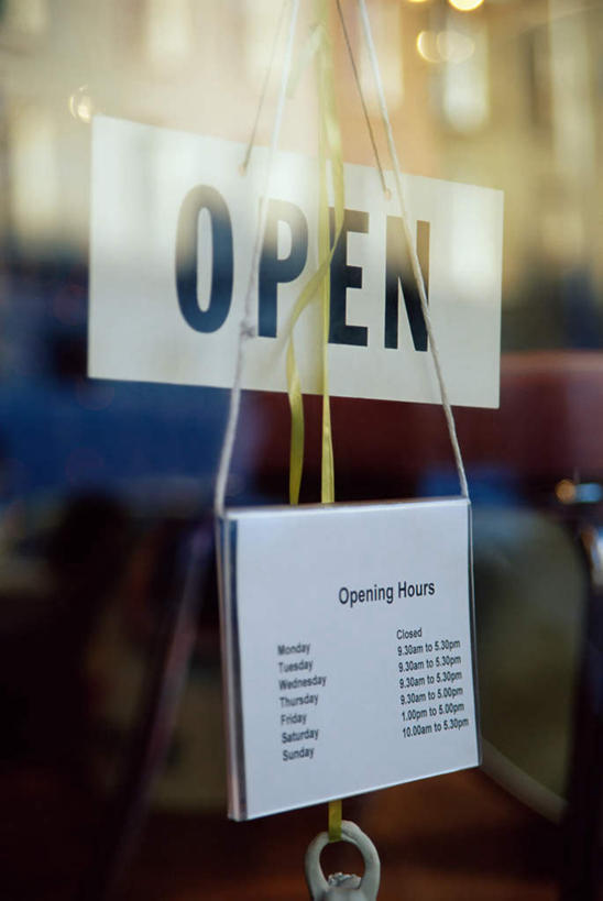 无人,餐厅,竖图,室外,特写,白天,正面,静物,吊挂,悬挂,阴影,朦胧,模糊,反射,英文,标志,文字,影子,字符,字母,挂,标识,英文字母,彩图,餐馆,饭店,饭馆