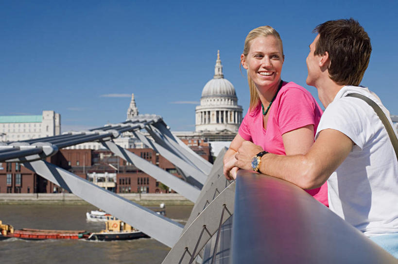 西方人,两个人,教堂,站,笑,微笑,露齿笑,横图,室外,白天,侧面,爱情,旅游,度假,河流,名胜古迹,水,标志建筑,大桥,地标,建筑,立交桥,桥梁,英国,欧洲,伦敦,欧洲人,服装,节日,遗迹,时间,时钟,手表,河水,水流,高架,斜拉桥,桥,首都,浪漫,计时,注视,休闲装,古迹,文化,文物,娱乐,建设,古建筑,圣保罗大教堂,衣服,蓝色,蓝天,天空,钟表,天,观察,看,祈祷,站着,享受,休闲,健康,温暖,温馨,休闲服,表,旅游胜地,恩爱,放松,许愿,恋人,宗教,服饰,信仰,晴朗,观看,纪念,祈求,腕表,和睦,察看,基督教,西欧,关注,天主教,大不列颠,信念,古文明,世界文化遗产,大不列颠及北爱尔兰联合王国,万里无云,大不列颠联合王国,日不落英帝国,雾都,千禧桥,平安,男人,男性,年轻男性,年轻女性,女人,女性,白种人,情侣,钟,晴空,晴空万里,站立,半身,彩图,大教堂,礼拜堂,伴侣,融洽