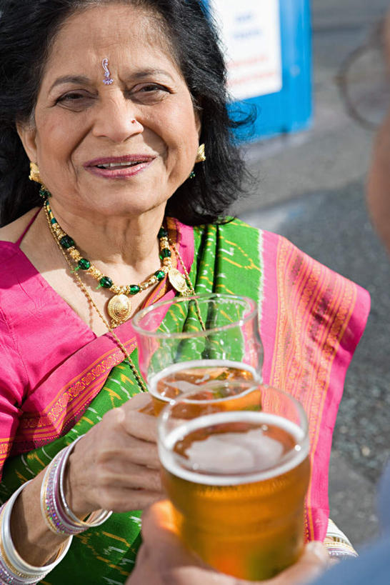 啤酒,两个人,夫妻,站,笑,微笑,竖图,室内,白天,正面,民族服装,爱情,杯子,项链,亚洲,握,朦胧,模糊,酒类,两杯,浪漫,注视,玻璃制品,酒,装饰品,饮料,两个,耳环,酒杯,啤酒杯,饰品,首饰,观察,看,站着,恩爱,握着,恋人,观看,察看,关注,耳饰,老年男性,老年女性,男人,男性,女人,女性,亚洲人,印度人,夫妇,情侣,玻璃杯,站立,半身,彩图,传统服装,民俗服,伴侣