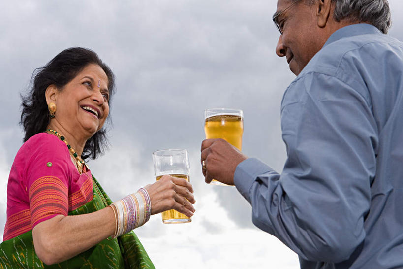 啤酒,两个人,夫妻,站,笑,微笑,露齿笑,横图,室外,白天,仰视,民族服装,爱情,杯子,亚洲,握,酒类,两杯,浪漫,注视,相视,玻璃制品,酒,饮料,两个,酒杯,啤酒杯,观察,看,站着,面对面,恩爱,握着,恋人,观看,对视,察看,关注,相对,相看,老年男性,老年女性,男人,男性,女人,女性,亚洲人,印度人,夫妇,情侣,玻璃杯,站立,半身,彩图,低角度拍摄,传统服装,民俗服,伴侣