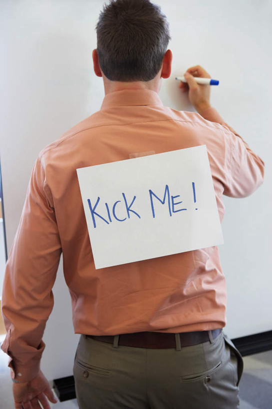 西方人,一个人,商务人士,商务男性,站,竖图,室内,白天,衬衫,欧洲,欧洲人,仅一个男性,仅一个人,仅一个中年男性,一排,握,写,套装,朦胧,模糊,整齐,英文,笔,标志,材料,档案,文件,文字,纸,字符,字母,办公用品,拿,拿着,注视,标识,文具,排列,背面,手稿,学习用品,黑板,资料,观察,看,站着,教学,握着,观看,英文字母,文具用品,证明,一支,察看,队列,关注,文档,商务装,工薪阶层,签字笔,耐磨,教学黑板,男人,男性,中年男性,白种人,白领,上班族,站立,半身,彩图,衬衣