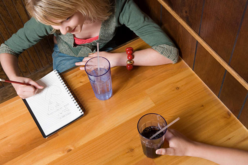 西方人,两个人,餐厅,坐,笑,微笑,露齿笑,横图,俯视,室内,白天,纯洁,餐桌,桌子,杯子,欧洲,欧洲人,握,写,服装,木制,笔,塑料,墙,办公用品,记事本,拿,拿着,注视,休闲装,可乐,墙壁,墙面,玻璃制品,文具,两个,一只,衣服,本子,笔记本,木制品,水杯,塑料制品,吸管,学习用品,低头,观察,看,休闲,休闲服,可爱,童年,童趣,握着,服饰,餐台,观看,文具用品,察看,空心,关注,童真,烂漫,无邪,饮管,天真,男人,男性,年轻男性,年轻女性,女人,女性,白种人,玻璃杯,坐着,半身,彩图,高角度拍摄,餐馆,饭店,饭馆,圆柱状