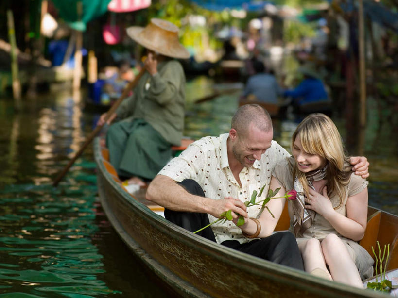 划船,西方人,三个人,家,坐,笑,微笑,露齿笑,横图,室外,白天,正面,爱情,旅游,度假,幸福,纯洁,热情,河流,美景,水,船,玫瑰,欧洲,印度,欧洲人,亚洲,握,阴影,服装,朦胧,模糊,光线,影子,房屋,屋子,河水,景观,水流,木船,玫瑰花,浪漫,拿,拿着,注视,休闲装,娱乐,楼房,住宅,衣服,阳光,自然,交通工具,观察,看,享受,休闲,温暖,温馨,休闲服,景色,恩爱,放松,握着,恋人,服饰,观看,和睦,察看,舟,关注,自然风光,载具,南亚,感动,印度共和国,尊敬,荡舟,碧武里,碧武里府,天真,刺玫花,徘徊花,男人,男性,年轻男性,年轻女性,女人,女性,白种人,情侣,坐着,半身,彩图,房子,伴侣,融洽