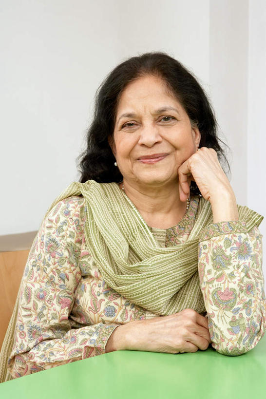 一个人,坐,笑,微笑,竖图,室内,白天,正面,比赛,餐桌,桌子,椅子,亚洲,仅一个女性,仅一个人,一条,撑,服装,装饰,墙,托腮,注视,休闲装,墙壁,墙面,衣服,围巾,观察,看,托,休闲,温暖,休闲服,服饰,仅一个老年女性,餐台,围脖,观看,保暖,华丽,点缀,察看,御寒,关注,托下巴,衬托,美观,雅致,雅观,老年女性,女人,女性,亚洲人,印度人,坐着,半身,彩图