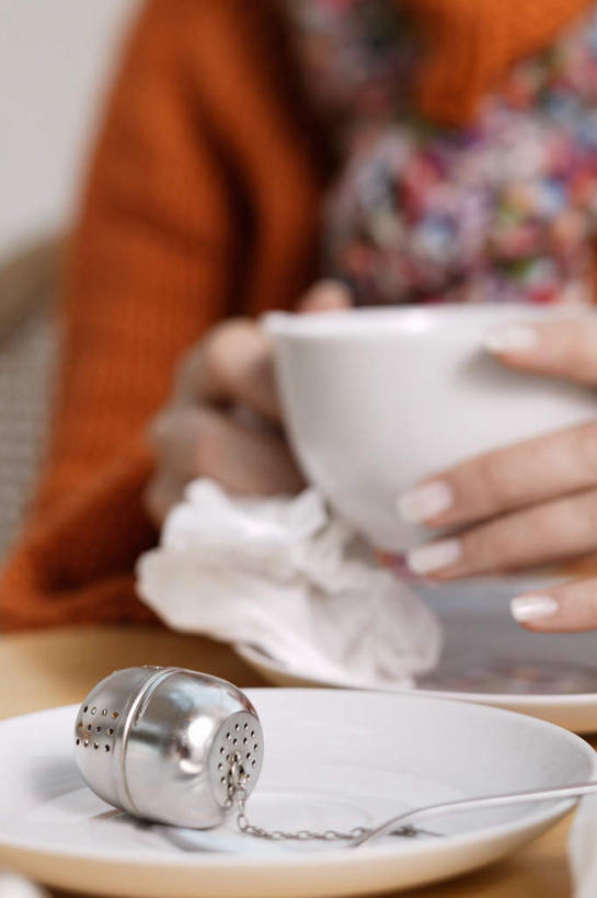 西方人,一个人,坐,竖图,室内,白天,正面,餐桌,桌子,杯子,餐具,欧洲,欧洲人,仅一个女性,仅一个人,一条,握,服装,朦胧,模糊,装饰,瓷器,碟子,盘,咖啡杯,陶瓷制品,注视,休闲装,衣服,盘子,围巾,碟,观察,看,仅一个中年女性,休闲,温暖,休闲服,握着,服饰,餐台,围脖,观看,保暖,华丽,点缀,察看,御寒,关注,瓷杯,衬托,美观,雅致,雅观,女人,女性,中年女性,白种人,坐着,半身,彩图