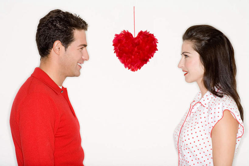 西方人,两个人,站,横图,室内,白天,侧面,爱情,欧洲,欧洲人,服装,爱心,墙,一颗,浪漫,注视,休闲装,相视,墙壁,墙面,衣服,红色,白色,观察,看,站着,休闲,温暖,温馨,心形,面对面,休闲服,恩爱,恋人,服饰,观看,对视,和睦,察看,关注,相对,相看,男人,男性,年轻男性,年轻女性,女人,女性,白种人,心型,情侣,站立,半身,彩图,伴侣,融洽