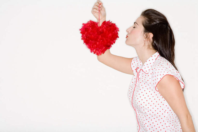 西方人,一个人,站,闭眼,横图,室内,白天,白色背景,侧面,爱情,欧洲,欧洲人,仅一个年轻女性,仅一个女性,仅一个人,服装,爱心,墙,一颗,浪漫,拎,休闲装,墙壁,墙面,衣服,红色,白色,站着,休闲,温暖,温馨,心形,休闲服,恩爱,摄影,服饰,影棚,和睦,年轻女性,女人,女性,白种人,心型,闭眼睛,闭着眼,闭着眼睛,站立,半身,彩图,影棚拍摄,拍摄,融洽,拎着