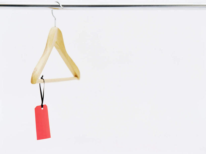 无人,横图,室内,特写,白天,正面,静物,吊挂,悬挂,木制,标签,墙,挂,墙壁,墙面,一个,红色,白色,夹子,木制品,单个,衣夹,彩图