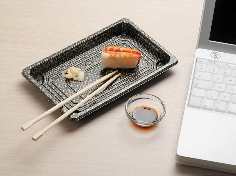 米饭,寿司,无人,横图,俯视,室内,特写,白天,烹饪,电脑,笔记本电脑,筷子,桌子,餐具,网络,塑料,陶瓷,调料,酱料,酱汁,佐料,日本料理,料理,食品,陶瓷制品,饭,调味品,调味料,文化,通讯设备,书桌,传统,酱,菜肴,美食,食物,一个,课桌,容器,塑料制品,碗,日式料理,日式,佳肴,单个,储藏,礼节,五谷,无线,储存,醋饭,礼仪,通信设备,无线网络,无线上网,便携式电脑,四喜饭,手提电脑,进餐用具,彩图,高角度拍摄,贮存