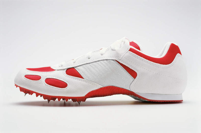 无人,横图,室内,特写,白天,白色背景,正面,运动鞋,锻炼,运动,静物,鞋子,阴影,反射,影子,运动器械,钉鞋,一只,红色,白色,健身器械,摄影,影棚,休闲鞋,健身器材,体育,彩图,影棚拍摄,健身,拍摄,运动器材