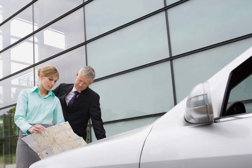 西方人,两个人,同事,商务人士,商务男性,商务女性,站,说,横图,室外,白天,正面,衬衫,讨论,成功,合作,团队,集体,信心,植物,窗户,落地窗,道路,汽车,地图,欧洲,土耳其,欧洲人,亚洲,握,阴影,套装,朦胧,模糊,反射,信息,影子,墙,交通,拿,拿着,注视,方向,队伍,玻璃窗,墙壁,墙面,车,树,树木,绿色,自然,交通工具,轿车,低头,观察,看,站着,握着,生长,成长,观看,引导,指引,察看,领导,成就,关注,载具,西亚,商务装,合伙,领袖,工薪阶层,安纳托利亚,小亚细亚,特洛伊,伊利昂,交流,男人,男性,女人,女性,中年男性,中年女性,白种人,白领,上班族,沟通,讲话,交谈,商讨,说话,谈话,站立,半身,彩图,衬衣,导航,土耳其共和国