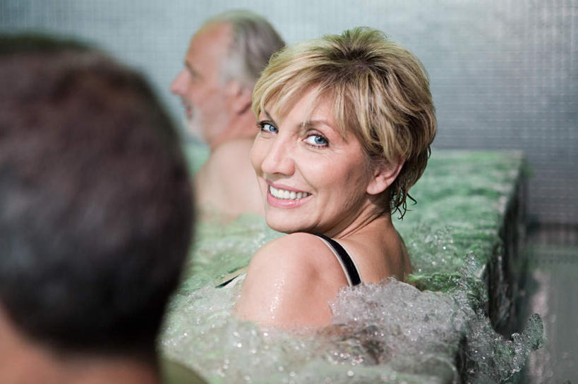 西方人,三个人,伙伴,朋友,躺,笑,微笑,露齿笑,横图,室内,白天,侧面,友谊,水,欧洲,欧洲人,内衣,液体,水滴,注视,观察,看,胸罩,文胸,观看,察看,关注,浴池,乳罩,胸衣,卧着,友情,老年男性,老年女性,男人,男性,女人,女性,白种人,躺着,卧,半身,彩图